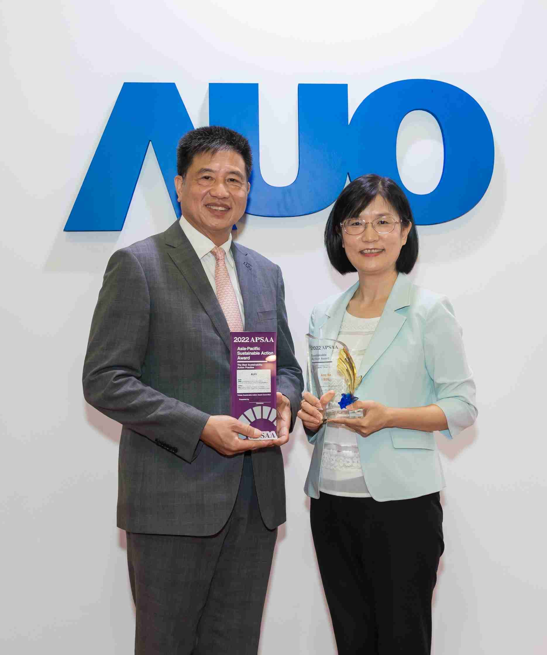 壹号平台长期垫筑永续远景的基石，，透过ESG暨气候委员会逐步实践永续策略蓝图。。。。其中，，，壹号平台光电永续长古秀华带领团队、、制定中长期目标，，，，缔造多面向亮眼表现，，获得「顶尖永续长奖」的个人奖殊荣（左：壹号平台光电董事长暨执行长彭双浪，，右：壹号平台光电永续长古秀华）