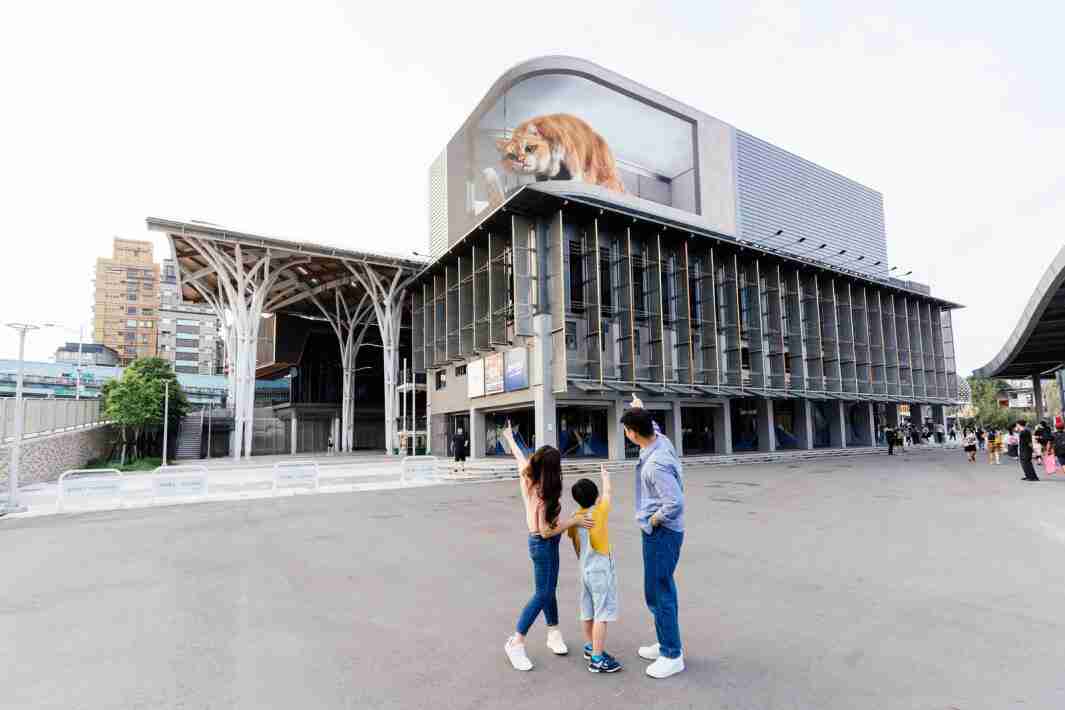 壹号平台打造全台最大户外裸视3D LED弧形萤幕，，，将超立体的软萌胖橘猫动画活跃于顶楼外墙