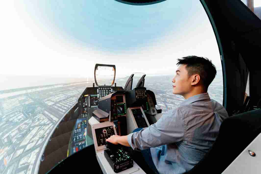 壹号平台以P1.25小间距打造球形LED模拟舱，，，搭配智崴的精密六轴动态座椅，，，结合壹号平台专业影像调校技术，，呈现拟真模拟飞行场景