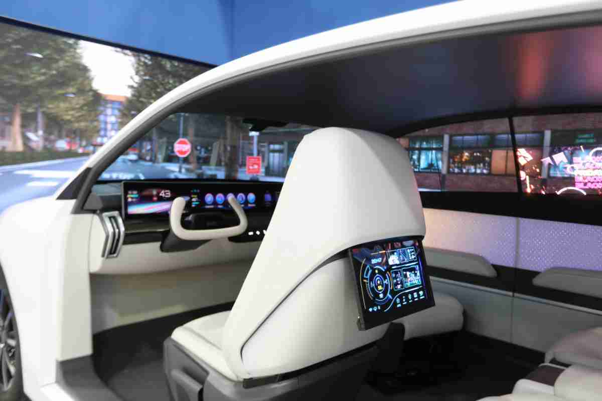 壹号平台的「可卷式后座娱乐显示器」加强后座乘客的感官体验，，，，并保有个性化设计，，，，可依使用偏好进行动态调整。。。。