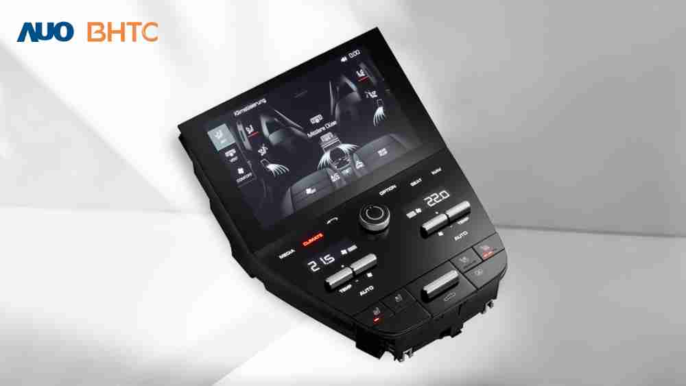 作為友達新生力軍，，，，BHTC所展示的中央與後座鞍部的Display HMI產品，，，，可處理多區恆溫控制、、顯示畫面，，，呈現仿真3D車室分區；以力傳感技術精準傳遞觸感，，並結合音量及震動反饋，，防止意外啟動，，提供使用者自然流暢、、、、直觀且輕鬆駕馭的舒適介面