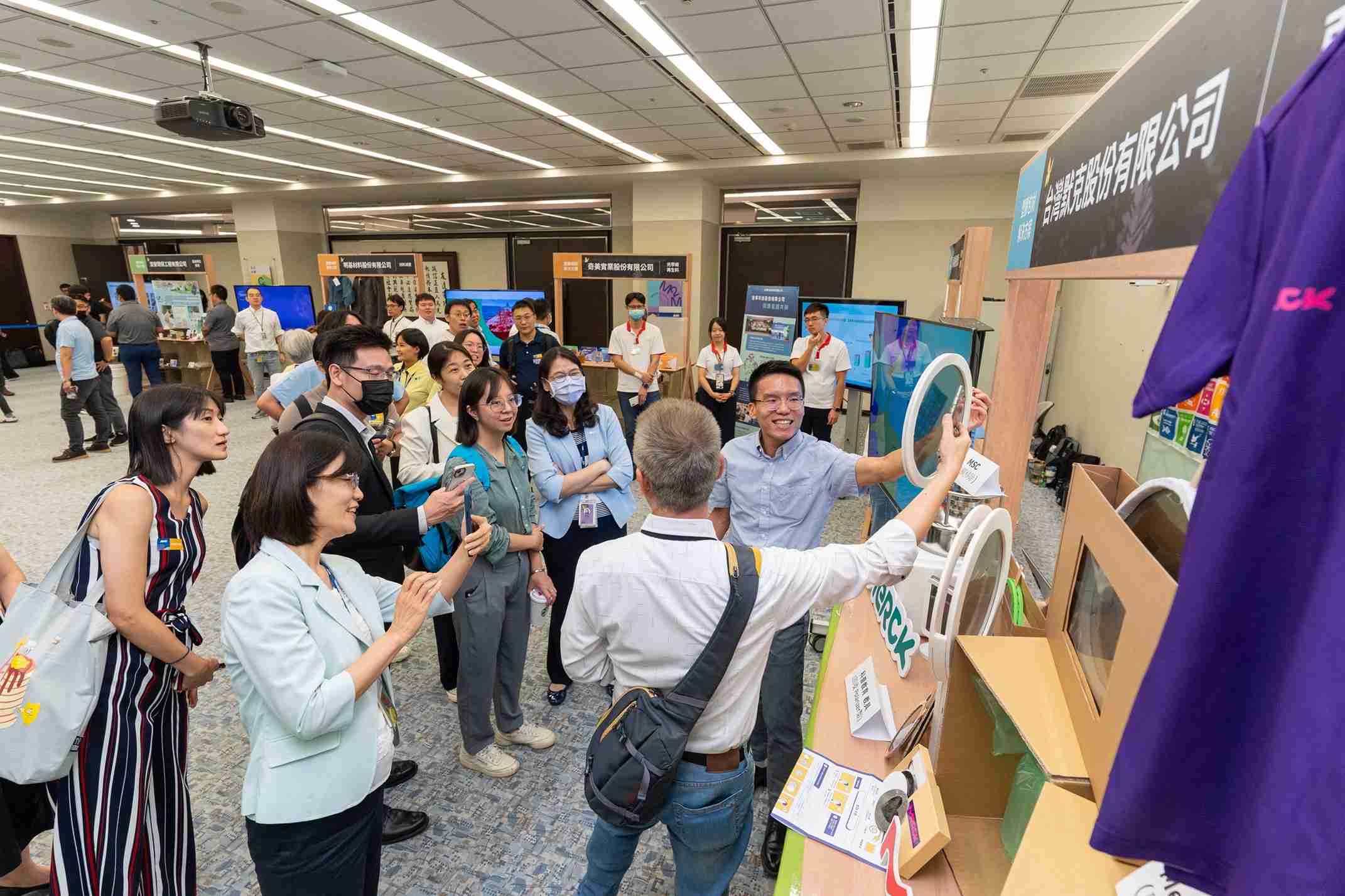 壹号平台连手产业伙伴策划首届生态圈联展，，，展示如何将废塑料循环再利用，，，创新解决方案包括：塑料包材再生与循环使用、、、再生塑料研发及应用、、、、废塑料回收再生技术、、、、减塑生活提案等