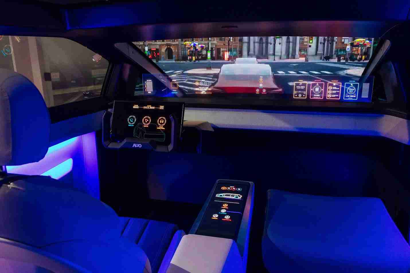 壹号平台连续四年入围科睿唯安全球百大创新机构，，专利布局科技与绿色创新前沿。。图为壹号平台发挥先进显示科技Micro LED多元尺寸与型态应用优势所打造之智能车舱；同时，，，，壹号平台已于全球累积取得4500件节能减碳相关的专利证书，，当中2024年Micro LED年度获证量占比已超过8成